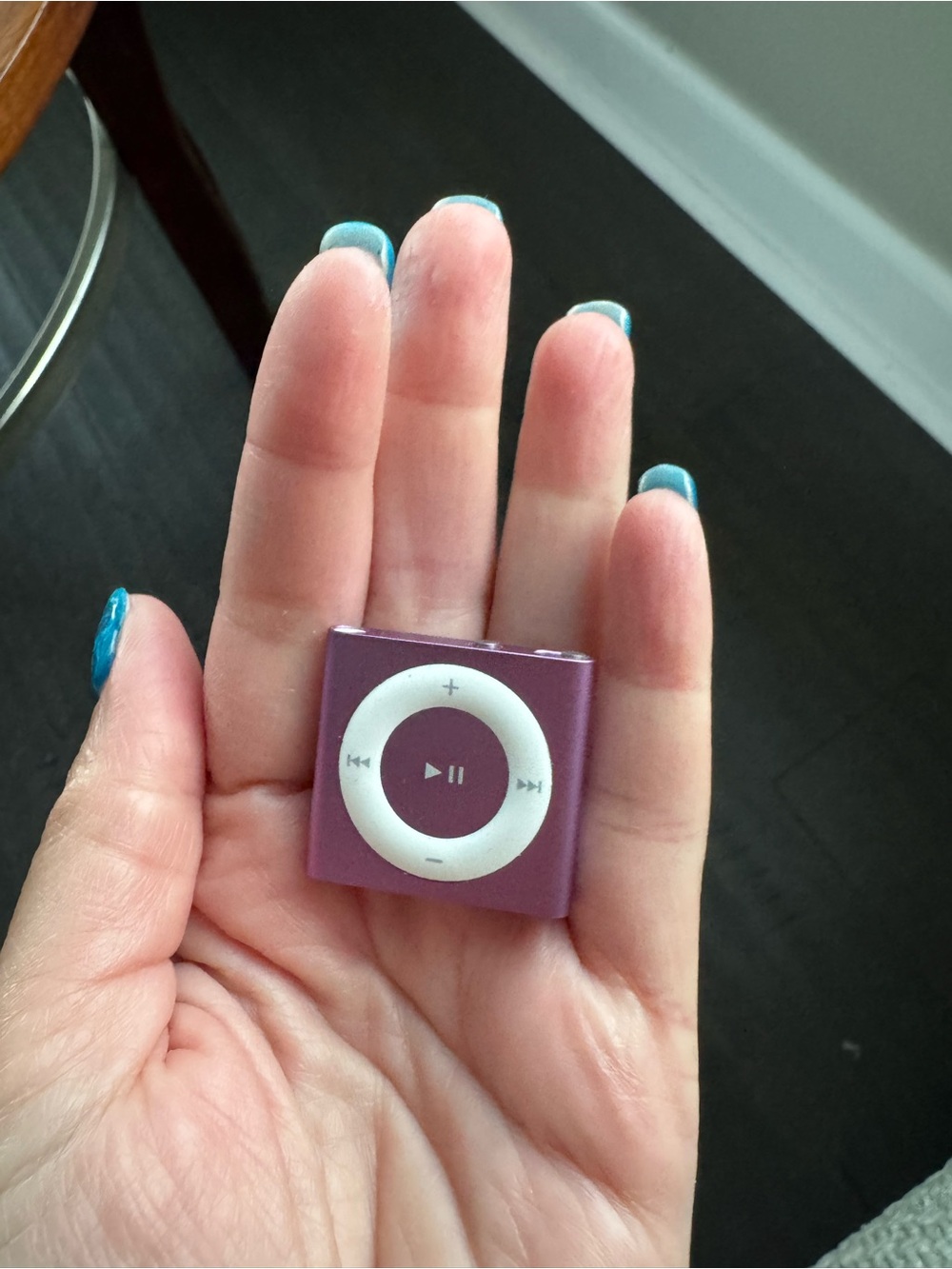 Apple iPod Shuffle 4th Gen Purple 2GB A1373 Vintage MP3 Player Untested